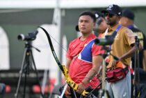 弓を手に、前方を見つめるTika Ram Ghalley(ティカ・ラム・ガレー) 撮影・田中勝吾