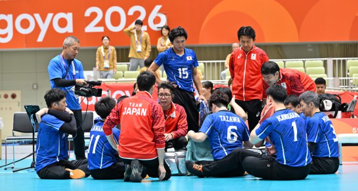 作戦を確認する男子日本代表の選手とスタッフ