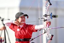 女子コンパウンド個人3位決定戦で、的を狙う篠原彩 写真・田中勝吾
