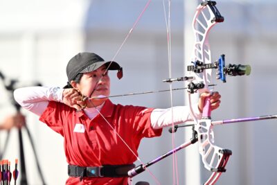 女子コンパウンド個人3位決定戦で、的を狙う篠原彩 写真・田中勝吾