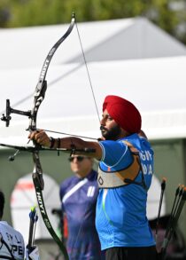 弓を構えるハルビンダー・シン(インド)写真・田中勝吾