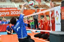 力を込めてスパイクを打つ田澤隼主将　撮影・田中勝吾