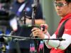 弓を手に、一射に備える上山友裕 撮影・田中勝吾