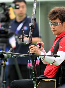 弓を手に、一射に備える上山友裕 撮影・田中勝吾