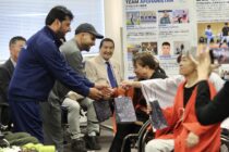激励会で参加者からプレゼントを受け取るアフガニスタン選手団